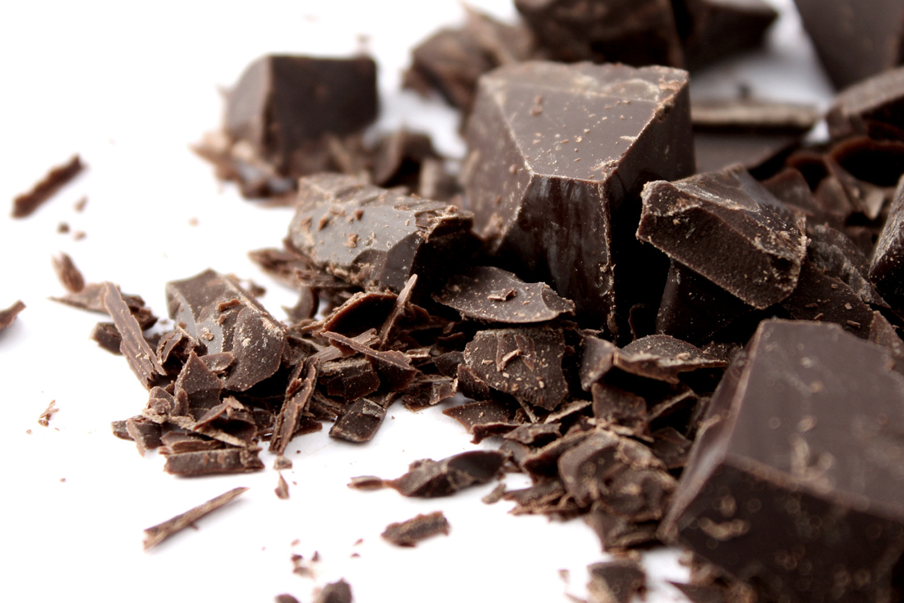 Сахарный диабет можно шоколад. Кусочки шоколада. Крошки шоколада. Брызги шоколада. Шоколадная крошка.