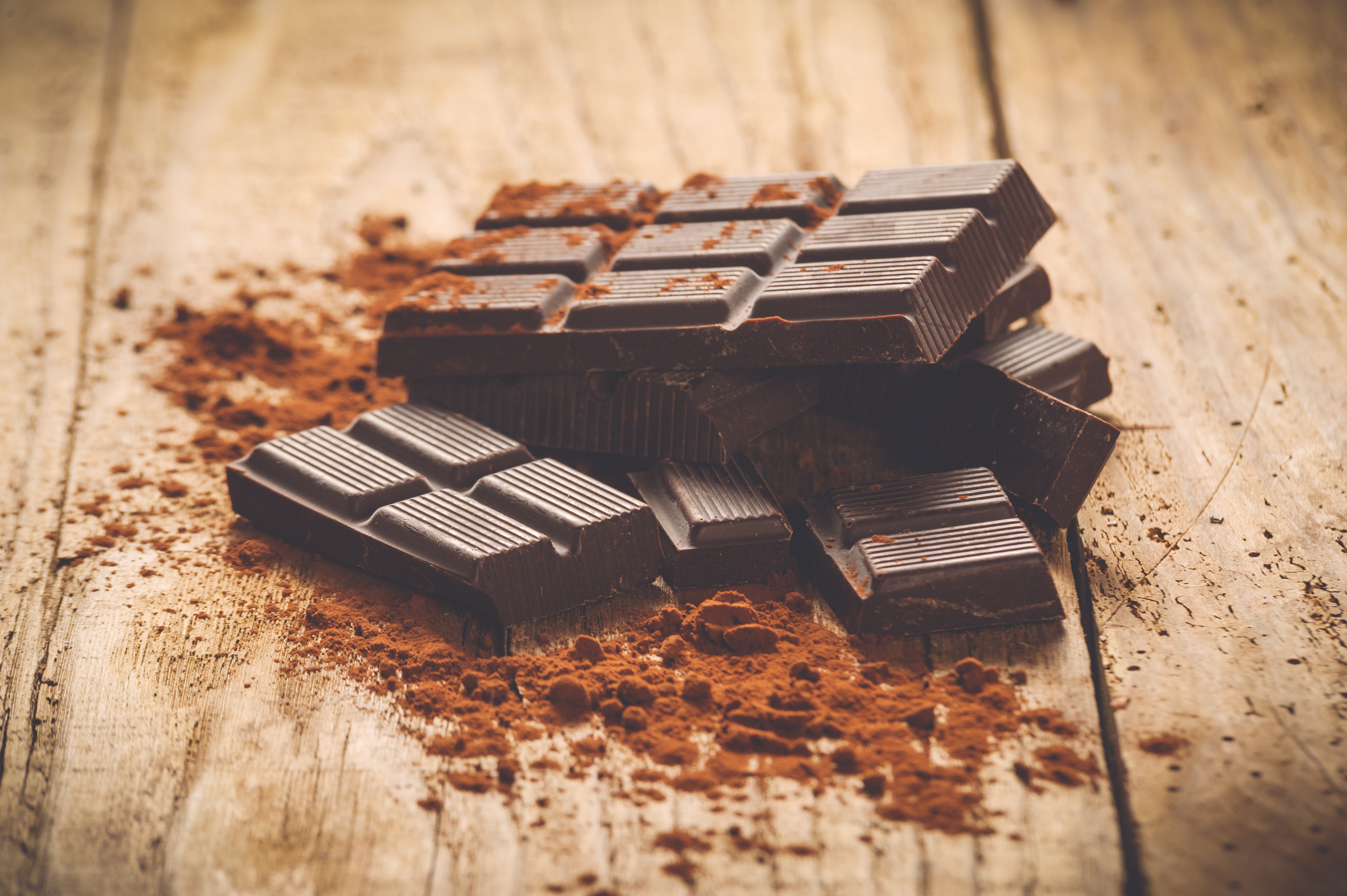 Шоколад столе. Real Brick (Горький шоколад (13)). Плитка шоколада. Шоколадка на столе. Шоколадная плитка.